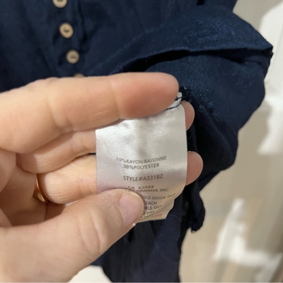 Alison Sheri cap sleeve navy shirt with faux buttons size large - Picture 6 of 9